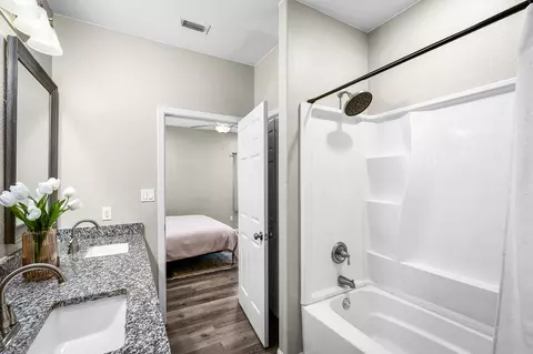 Bath - 224 Spruce Ave, Luling, TX 78648 photo 2 of 3