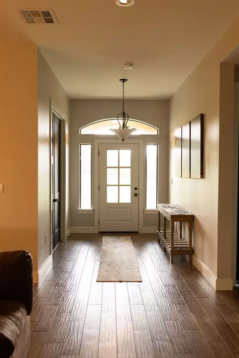 Entry Way - 111 Powder Rdg, Luling, TX 78648 photo 1 of 4