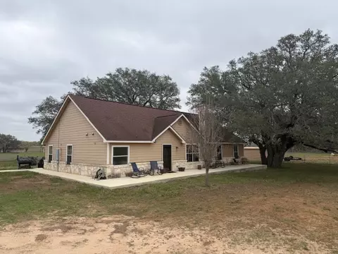 100 County Road 423, Stockdale, TX 78160