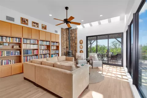 100 Derby Dr, Spicewood, TX 78669