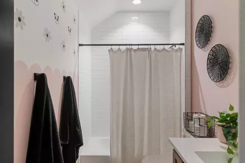 Bath - 104 Hollytree Ct, Georgetown, TX 78628 photo 5 of 5