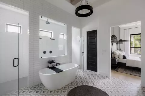 Bath - 104 Hollytree Ct, Georgetown, TX 78628 photo 3 of 5