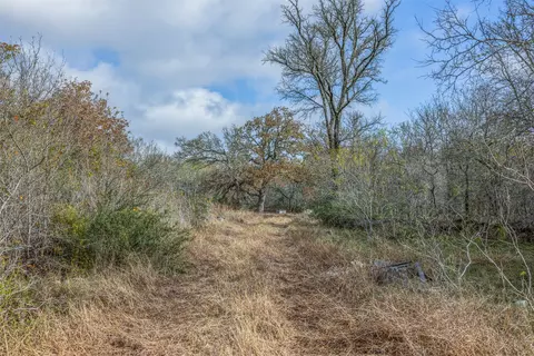 1050 Bugtussle Ln, Luling, TX 78648 photo 8