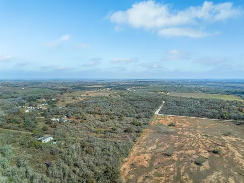 1050 Bugtussle Ln, Luling, TX 78648 photo 12