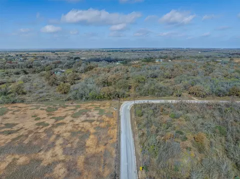 1050 Bugtussle Ln, Luling, TX 78648 photo 5