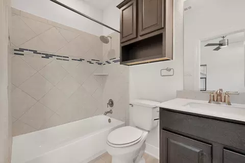 Bath - 230 Jarbridge Dr, Kyle, TX 78640 photo 2 of 4