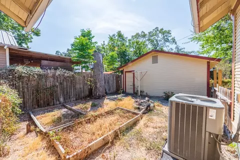 Exterior - 802 E Crockett St, Luling, TX 78648 photo 8 of 9