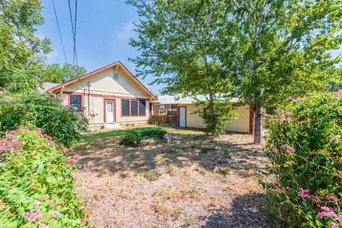 Exterior - 802 E Crockett St, Luling, TX 78648 photo 6 of 9