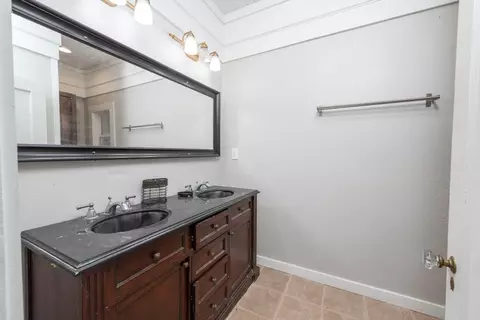 Bath - 802 E Crockett St, Luling, TX 78648 photo 1 of 3