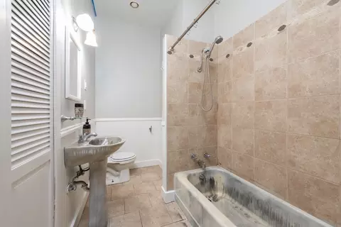 Bath - 802 E Crockett St, Luling, TX 78648 photo 3 of 3