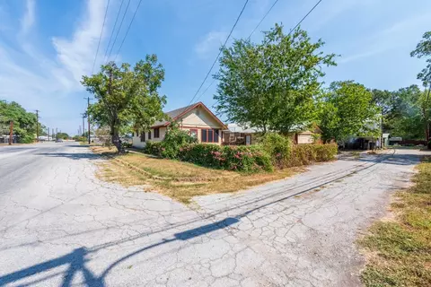 Other - 802 E Crockett St, Luling, TX 78648 photo 7 of 10
