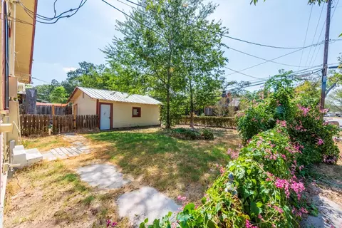 Exterior - 802 E Crockett St, Luling, TX 78648 photo 5 of 9