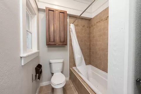 Bath - 802 E Crockett St, Luling, TX 78648 photo 2 of 3