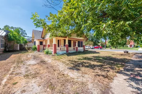 Exterior - 802 E Crockett St, Luling, TX 78648 photo 4 of 9