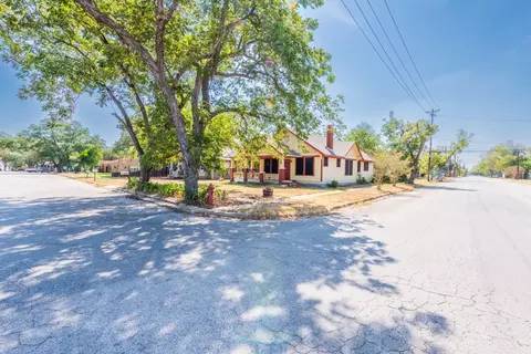 Exterior - 802 E Crockett St, Luling, TX 78648 photo 9 of 9
