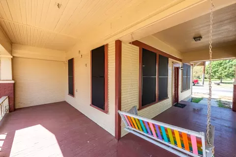 Exterior - 802 E Crockett St, Luling, TX 78648 photo 2 of 9