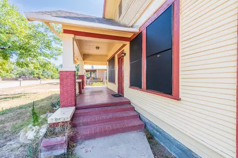 Exterior - 802 E Crockett St, Luling, TX 78648 photo 3 of 9