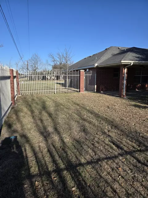 Exterior - 2607 Cherrylawn Dr, Taylor, TX 76574 photo 7 of 8