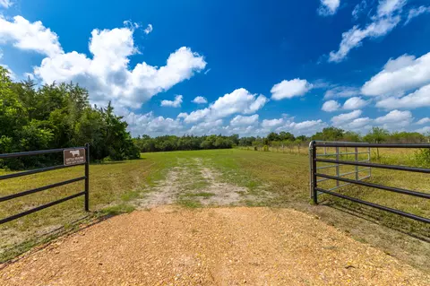 1910 Baca Loop, Flatonia, TX 78941 photo 2