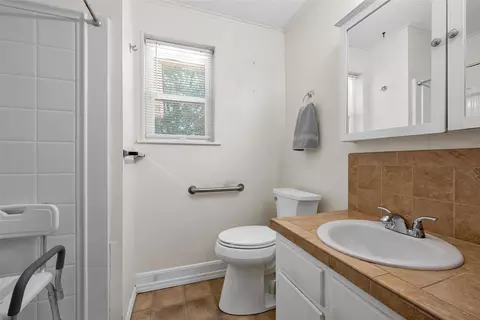 Bath - 204 Christopher Dr, Eddy, TX 76524 photo 1 of 5