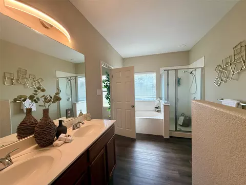Bath - 102 Williamson Cv, Elgin, TX 78621 photo 3 of 4