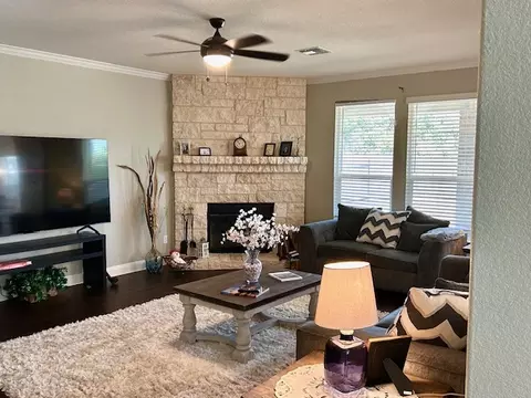 1725 Stinnett Dr, Leander, TX 78641