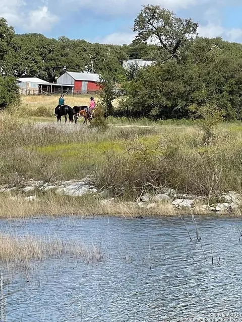 1409 Lavaca Dr, Canyon Lake, TX 78133