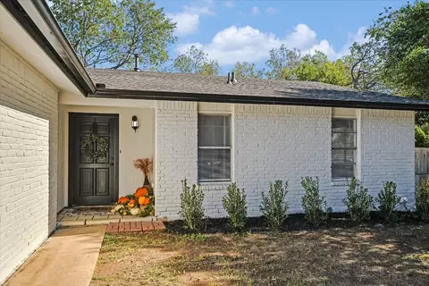 621 Buckskin Dr, Round Rock, TX 78681