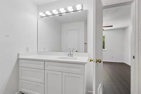 Bath - 1805 Bent Oak Cv, Leander, TX 78641 photo 1 of 3