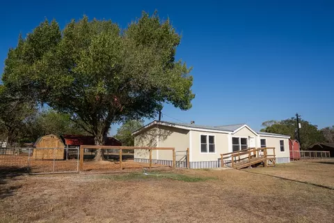 404 S Mill St, Flatonia, TX 78941 photo 6