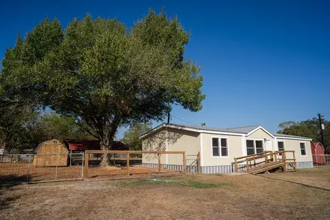 404 S Mill St, Flatonia, TX 78941 photo 4