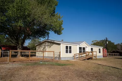 404 S Mill St, Flatonia, TX 78941 photo 5