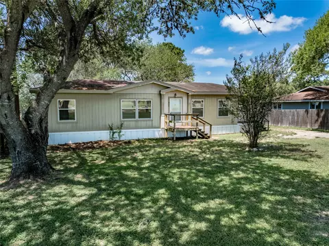 424 Ellinger Rd, La Grange, TX 78945
