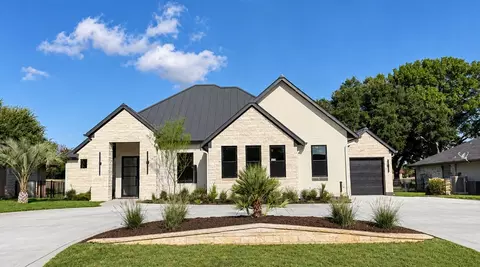 114 Meadowlakes Dr, Meadowlakes, TX 78654
