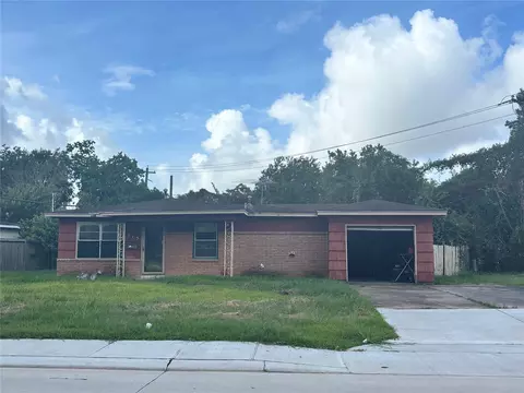 115 Forest Oaks Ln, Lake Jackson, TX 77566