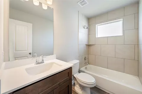 Bath - 221 Comet Pointe Dr, Georgetown, TX 78628 photo 1 of 3