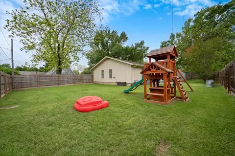 Exterior - 509 E 17th St, Georgetown, TX 78626 photo 6 of 11