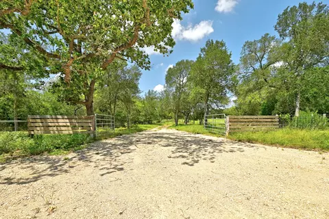 544 Coastal Ln, Luling, TX 78648 photo 9
