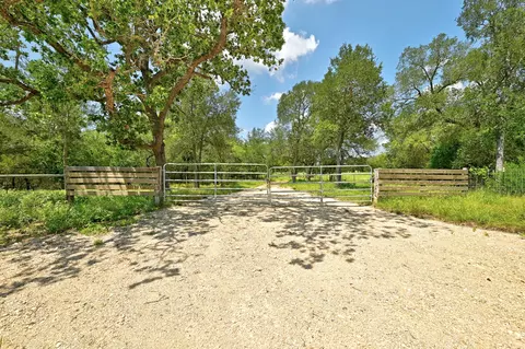 544 Coastal Ln, Luling, TX 78648 photo 10