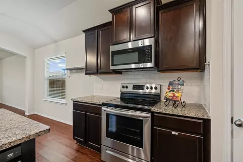 152 Beth Ann Loop, Taylor, TX 76574 photo 8