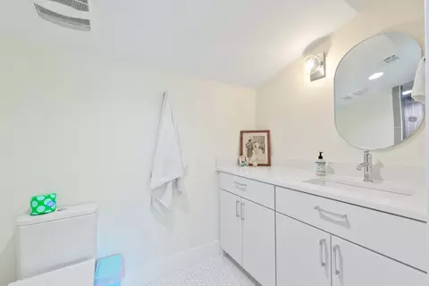 Bath - 2201 E 16th St, Austin, TX 78702 photo 4 of 5