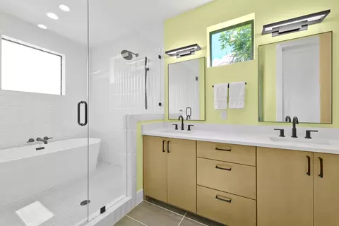 Bath - 2201 E 16th St, Austin, TX 78702 photo 2 of 5
