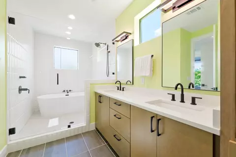 Bath - 2201 E 16th St, Austin, TX 78702 photo 3 of 5