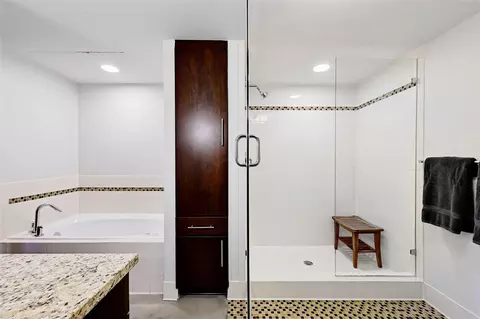 Bath - 800 Brazos St #705, Austin, TX 78701 photo 2 of 4
