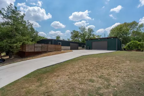 202 E Newton St E, Luling, TX 78648