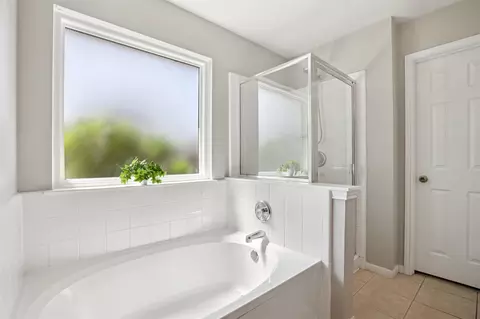 Bath - 902 Ridgemont Cir, Leander, TX 78641 photo 2 of 3