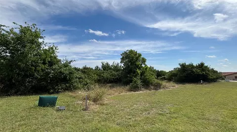 104 Strada Luca St, Florence, TX 76527 photo 3