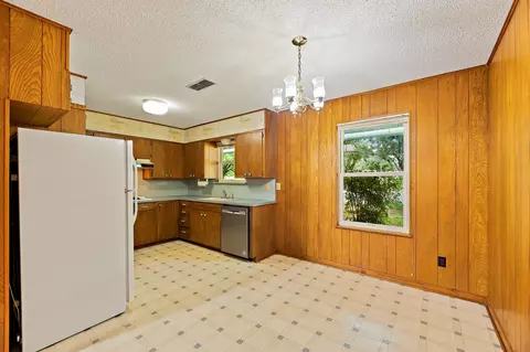 Kitchen - 215 Memorial Dr, Luling, TX 78648 photo 1 of 6