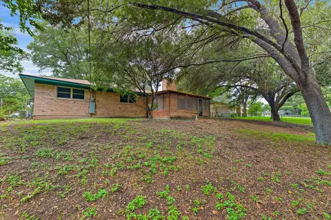 Exterior - 215 Memorial Dr, Luling, TX 78648 photo 6 of 7