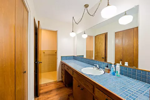 Bath - 215 Memorial Dr, Luling, TX 78648 photo 3 of 5